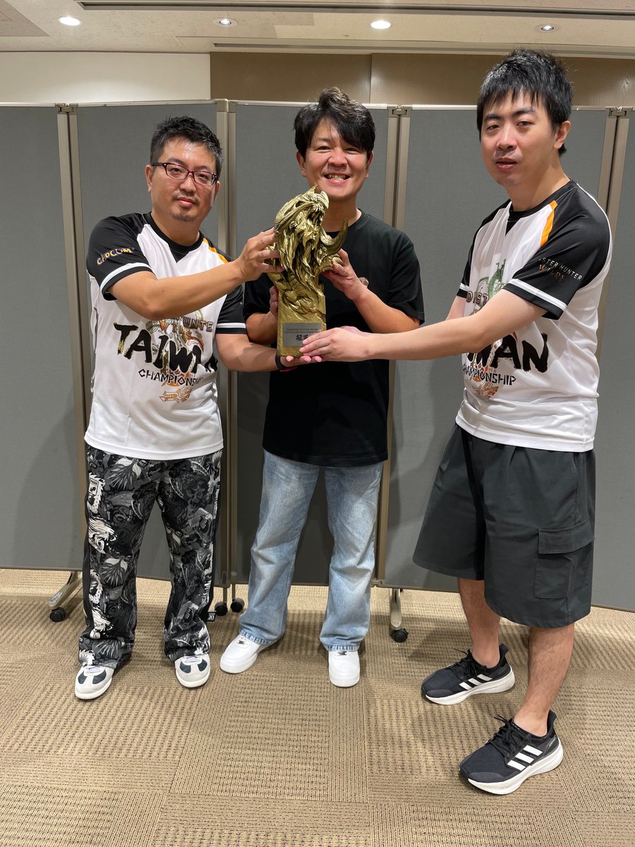 monsterhunter's tweet photo. Members of the Monster Hunter dev team stopped by to meet our Monster Hunter Wilds Championship - Global Exhibition teams!

Congratulations again to our champions Team France, @arismh10 and @vycery! https://t.co/MhI47SmyFk