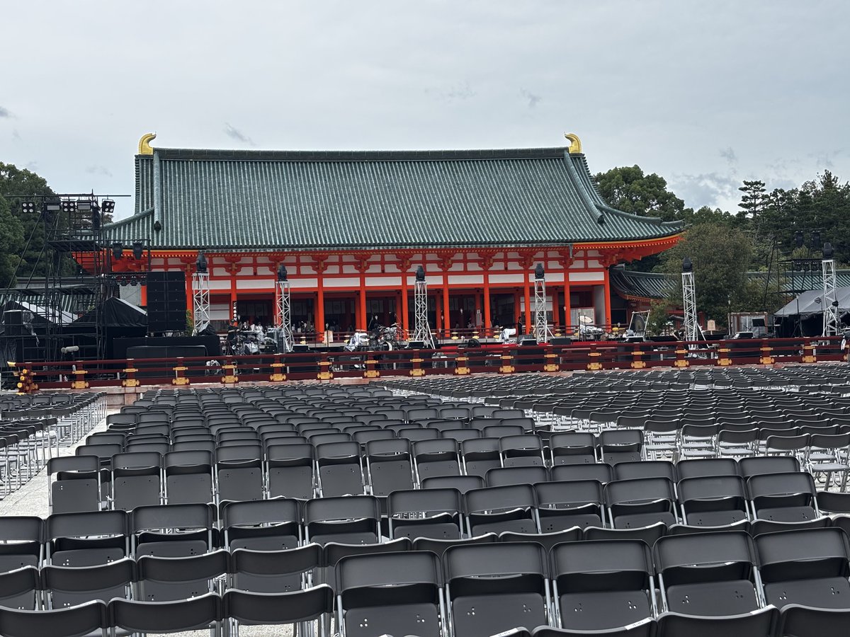 tsktm100's tweet photo. 平安神宮の境内がコンサート会場になっとりました😮 https://t.co/NgGcJ0dL5k