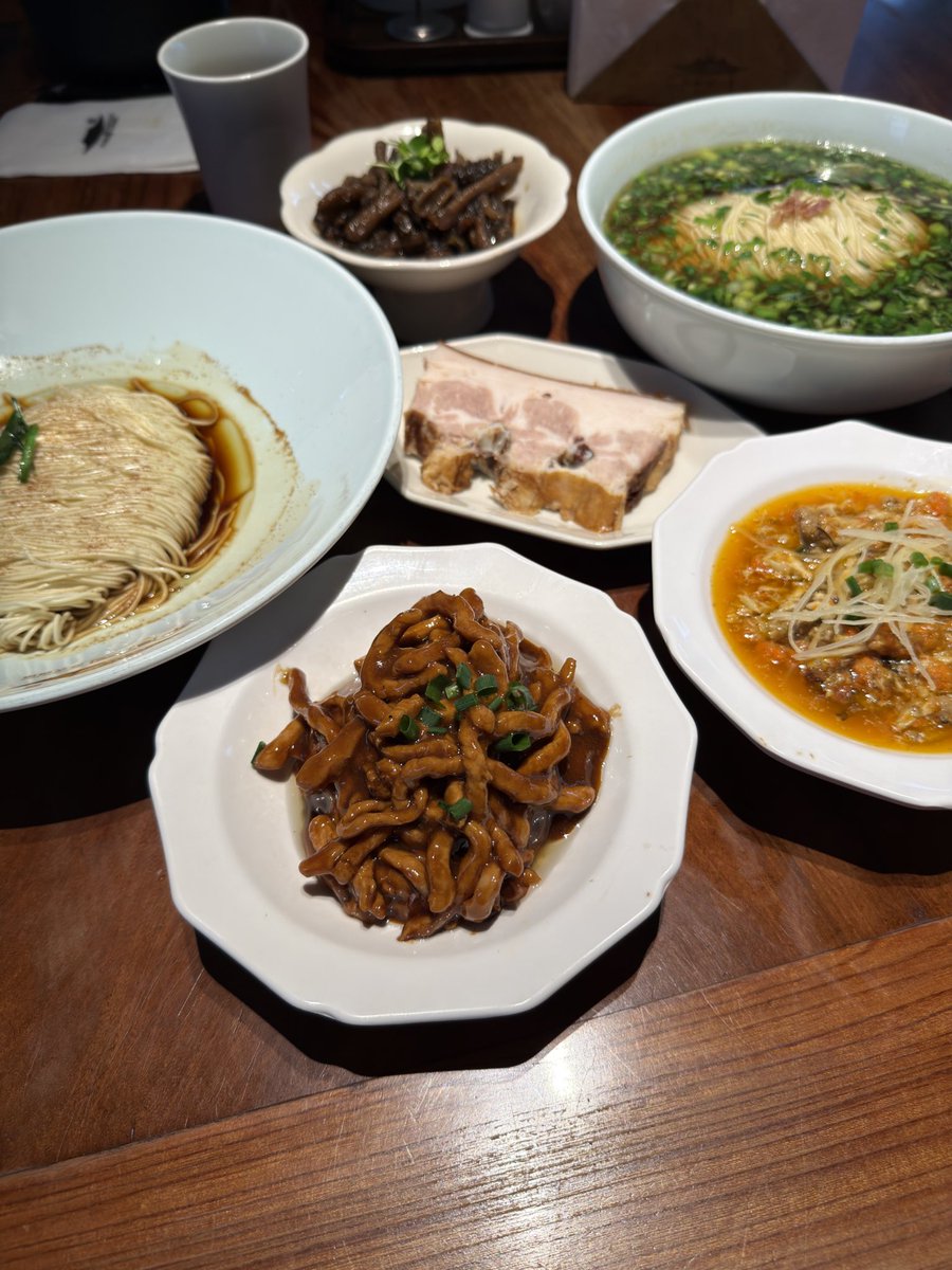 9777209's tweet photo. 踩雷了，踩雷了
老婆要去苏州吃吃看网上很火的苏州阊门西街上的豪华面馆，真的一塌糊涂，干挑一口下去像吃了面疙瘩，汤面是味精汤，下面下得更是一言难尽，蟹粉只有正常的三分之一，爆蟮和肉丝吃了几根就扔了，难吃，连最基本的面道都不懂，开什么面馆啊
现在口里又干又麻，见鬼了 https://t.co/KYQlGccLgc