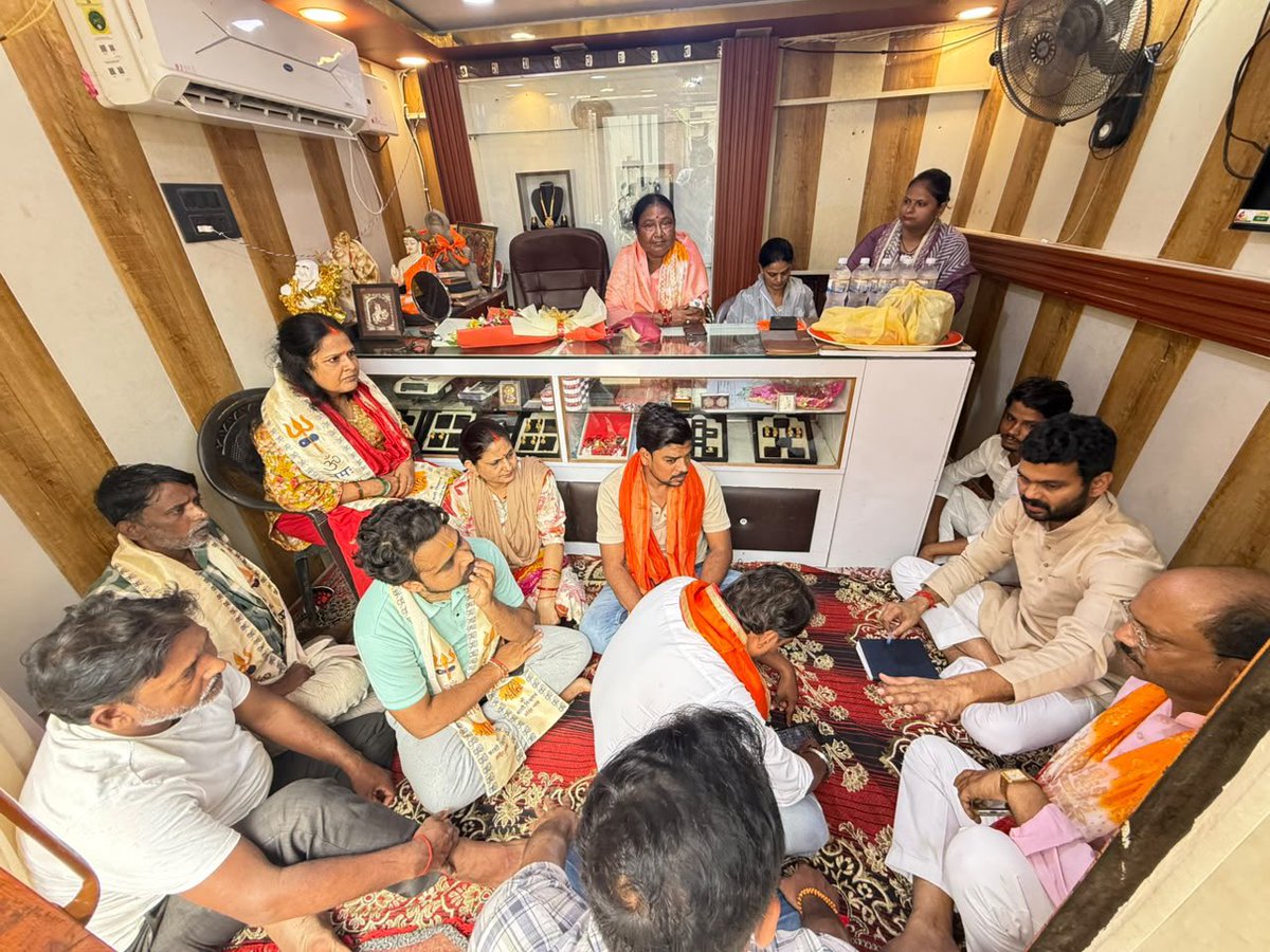 bjpharshvardhan's tweet photo. देवकाली मंडल के लक्ष्मणपुरी शक्ति केंद्र संयोजक राजू राम लल्ला सोनकर जी के आवास  पर आयोजित शक्ति केंद्र मासिक बैठक के अंतर्गत बूथ संख्या- 136,137,138,139,140,141,पर बड़े भाई देवकाली मंडल अध्यक्ष हेमंत जायसवाल जी, महानगर उपाध्यक्ष शशि प्रताप सिंह सभी सम्मानित बूथ अध्यक्षों के साथ बैठक में  केंद्र एवं प्रदेश सरकार की योजनाओं व विभिन्न सार्थक विषयों पर चर्चा हुई ।

@NitinNabin @blsanthosh 
@mppchaudhary @idharampalsingh