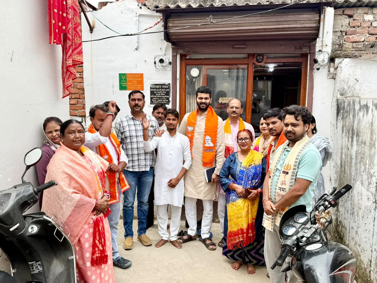 bjpharshvardhan's tweet photo. देवकाली मंडल के लक्ष्मणपुरी शक्ति केंद्र संयोजक राजू राम लल्ला सोनकर जी के आवास  पर आयोजित शक्ति केंद्र मासिक बैठक के अंतर्गत बूथ संख्या- 136,137,138,139,140,141,पर बड़े भाई देवकाली मंडल अध्यक्ष हेमंत जायसवाल जी, महानगर उपाध्यक्ष शशि प्रताप सिंह सभी सम्मानित बूथ अध्यक्षों के साथ बैठक में  केंद्र एवं प्रदेश सरकार की योजनाओं व विभिन्न सार्थक विषयों पर चर्चा हुई ।

@NitinNabin @blsanthosh 
@mppchaudhary @idharampalsingh