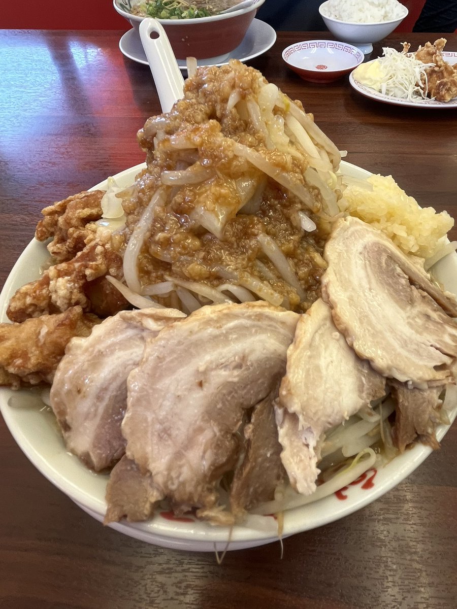 51Pb2j's tweet photo. 四日市市　魁力屋さん

デラックスニクマシ　1815円

デラックスデラックスにしたかったけどニンニクマヨ入りだったので🥹ヤサイマシニクマシカラアゲ3個入り😊ごちそうさまでした😋

#ラーメン　#ニンニク背脂醤油ラーメン  #デラックスニクマシ　#四日市市　#153杯目 https://t.co/W7YdG9jqZZ
