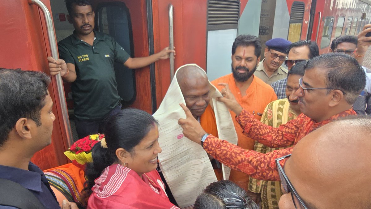 RabiNaikBJP's tweet photo. ନୂଆପଡ଼ା ଗସ୍ତ ଅବସରରେ ପହଞ୍ଚିବା ପରେ ଜିଲ୍ଲା ସଭାପତି ଶ୍ରୀ କମଲେଶ କୁମାର ଦିକ୍ଷୀତ ତଥା ଆମର ସମସ୍ତ ଦେବଦୁର୍ଲଭ କାର୍ଯ୍ୟକର୍ତ୍ତା ଭାଇ ଓ ଭଉଣୀ ଏବଂ ଜିଲ୍ଲା ପ୍ରଶାସନ ପକ୍ଷରୁ ଦିଆଯାଇଥିବା ସ୍ୱାଗତ ଏବଂ ସମ୍ବର୍ଦ୍ଧନା ପାଇଁ ମୁଁ ହୃଦୟରୁ ଧନ୍ୟବାଦ ଦେବା ସହ କୃତଜ୍ଞତା ଜ୍ଞାପନ କରୁଛି। https://t.co/f4ZxNOggaT