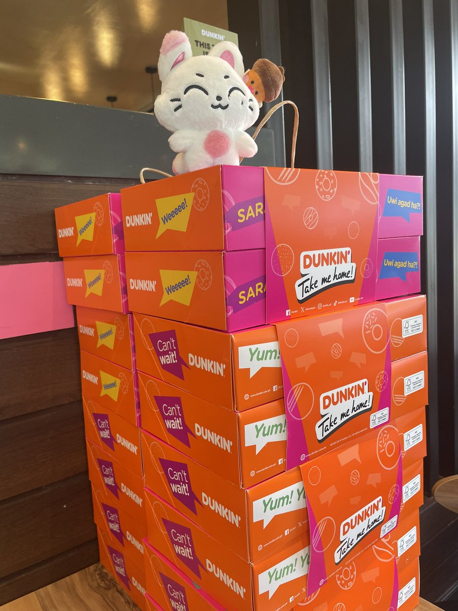 sunoochuuu's tweet photo. if you have extra dunkin boxes na wala talaga kayong mapagbibigyan agad, pwede din ipamigay around the area ng dunkin branch

as for me and my friend, binigay namin sa mga grab &amp; food panda riders na nagpipick up then sa security guard and street dwellers sa area https://t.co/XcrZ1cGVvT