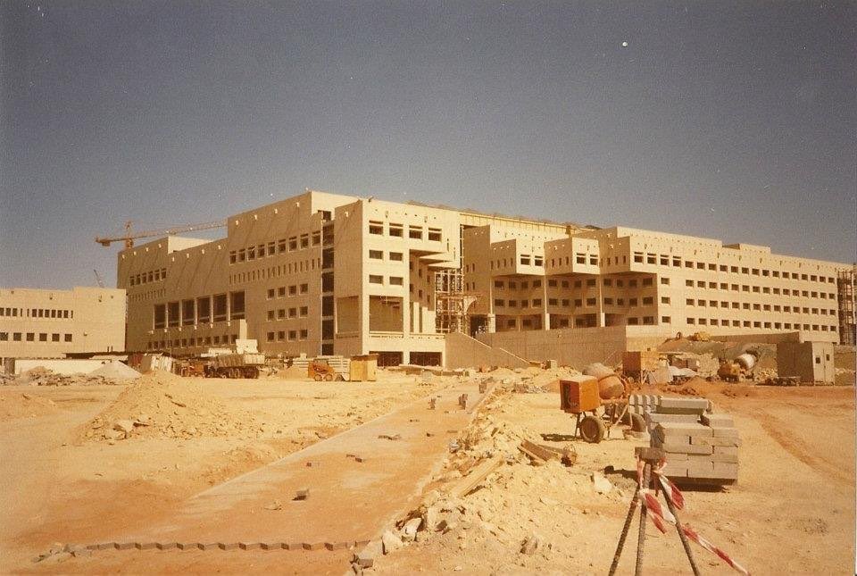 AA_Alluhidan's tweet photo. مشروع جامعة الملك سعود كان في حينه أضخم مشروع بناء في العالم شارك فيه نحو 12 ألف عامل وعلى مساحة 9 ملايين متر مربع وبقيمة تقديرية فاقت الـ 5 مليار ريال وافتتحها الملك فهد رحمه الله في عام 1405هـ https://t.co/WcntWsgLZj