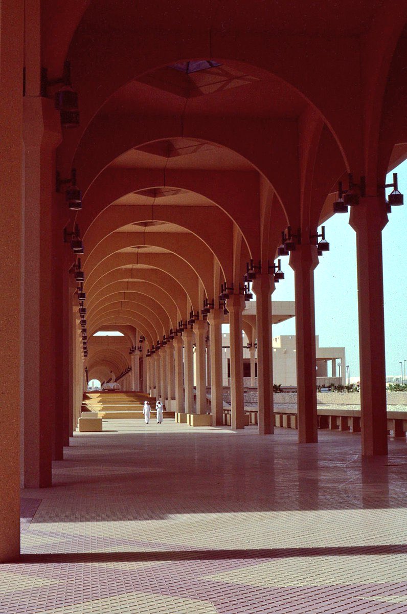 AA_Alluhidan's tweet photo. مشروع جامعة الملك سعود كان في حينه أضخم مشروع بناء في العالم شارك فيه نحو 12 ألف عامل وعلى مساحة 9 ملايين متر مربع وبقيمة تقديرية فاقت الـ 5 مليار ريال وافتتحها الملك فهد رحمه الله في عام 1405هـ https://t.co/WcntWsgLZj