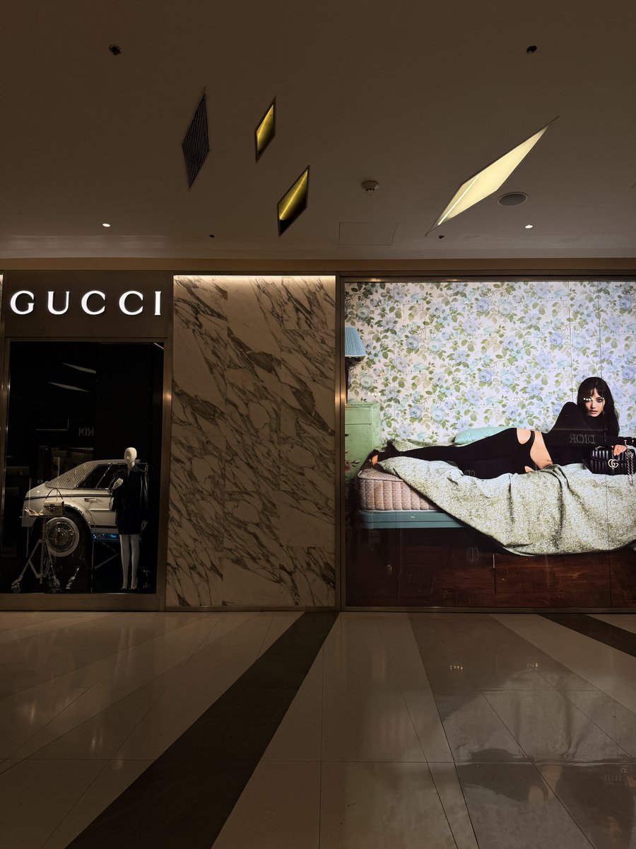imnotbloomy's tweet photo. GUCCI Siam paragon department store Bangkok, Thailand @gucci 

#aespa #NINGNING #닝닝 https://t.co/GYaFnaOpBg