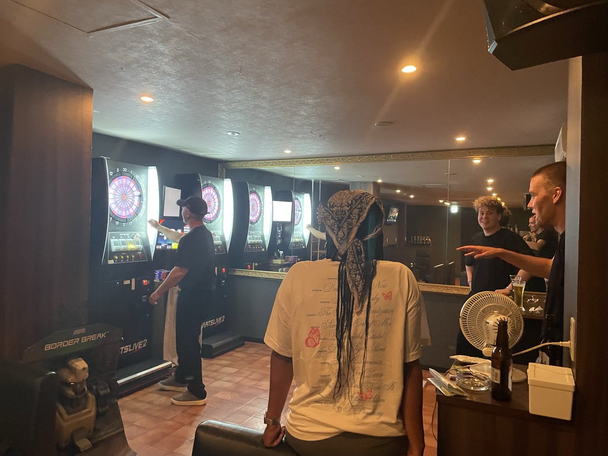 BORDERLESS_ROOM's tweet photo. 今日は家で大人しくする？

それとも——

🍺 美味しいお酒飲んで
🎯 ダーツして
🎧 DJで遊んで
🤣 朝まで笑う？

年齢や性別、国までも垣根を超えて。

せっかくの夜、
BORDER BREAKで遊んでいこ。

東心斎橋で待ってます🔥

#なんばダーツバー
#心斎橋ダーツバー
#ダーツバー
#カラオケ https://t.co/0uTYMsCNbr