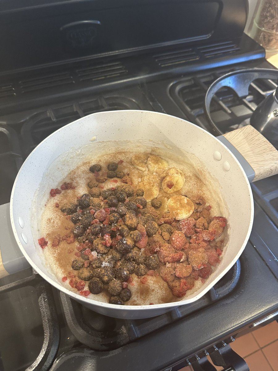 CoachFHM's tweet photo. I repeat…you’ll never beat big bowls of Oatmeal for breakfast on a cut.

Satiety maxxing 🫡 https://t.co/eSxSMqUkFz