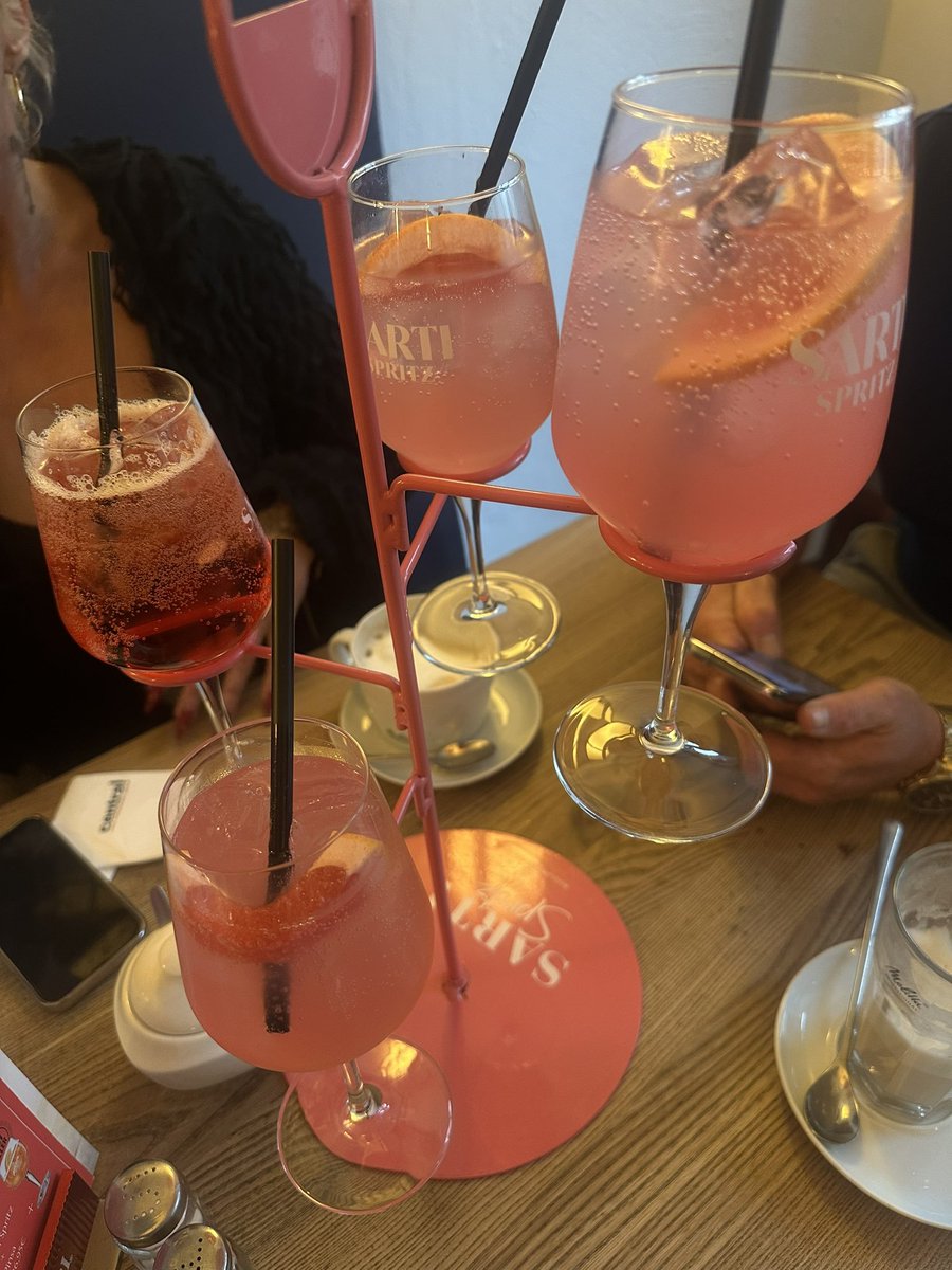 Reinemila32472's tweet photo. Une soirée entre des amis dominatrice quelle soirée que j'ai passé hier 🥳 https://t.co/eaj6PvKCS6