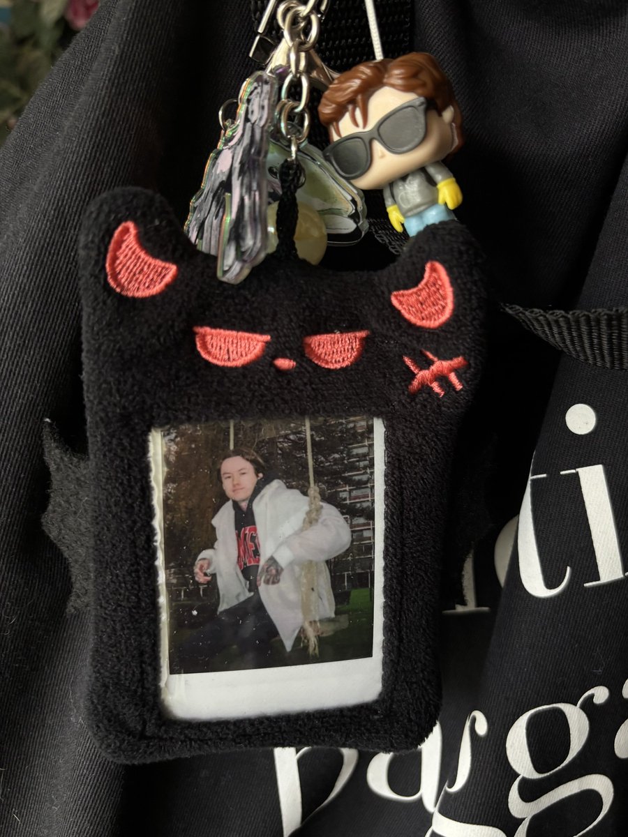 concreteevil's tweet photo. me and my noah photocards against the world https://t.co/Bfy13de0jt
