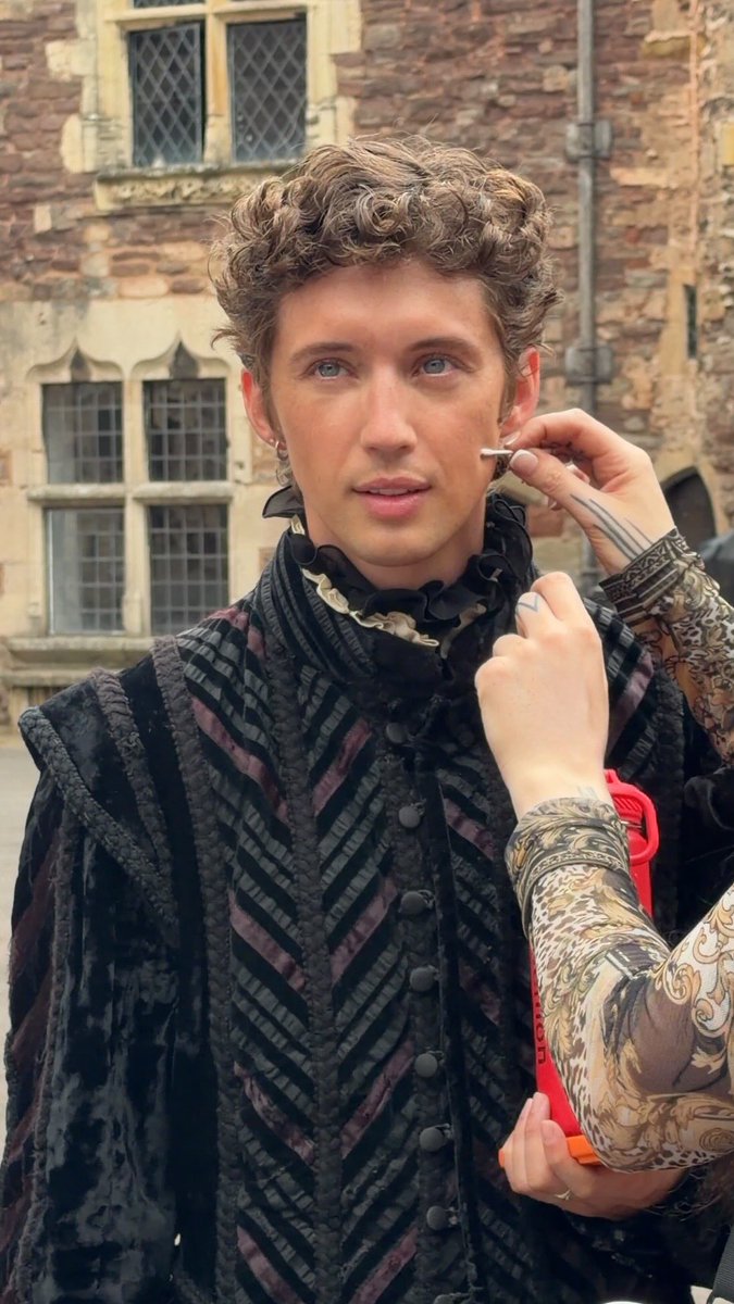 CocoLingoTypo's tweet photo. you know its serious when troye sivan cracks out the codpiece &amp; tights though  📹 zalando https://t.co/PBZ05bSBkO