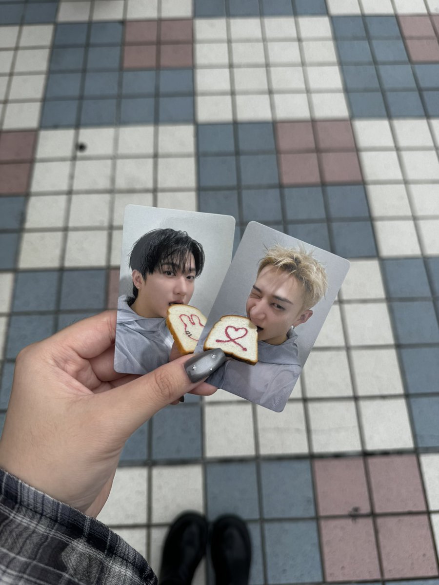 yuriiists's tweet photo. StrayKids スキズ SUIATSU スイアツ　CD予約 特典 京セラトレカ 交換

譲：🐺バンチャン　🐖🐰チャンビン
求：🐿️ハン　🐱リノ

今日京セラ交換可能⚪︎！ https://t.co/wSmDXeZpfb