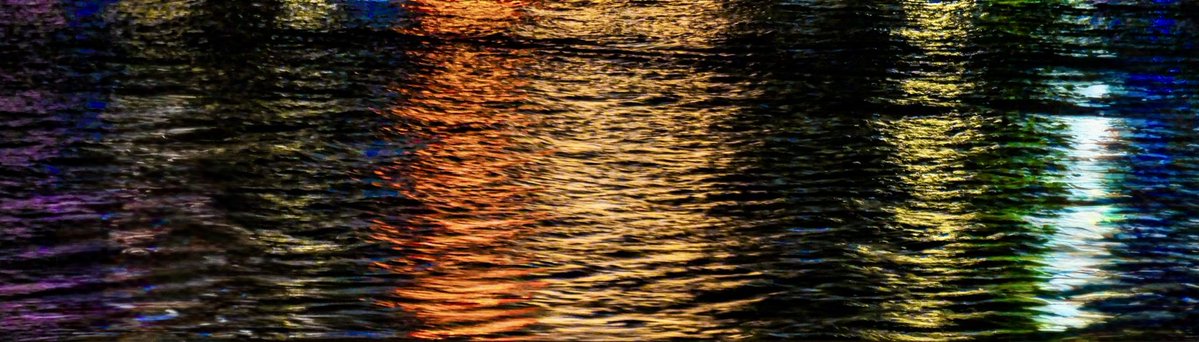 larkinmart's tweet photo. @PanoPhotos #Minimalist Reflected lights on the River Douro https://t.co/HkFjL0ll54