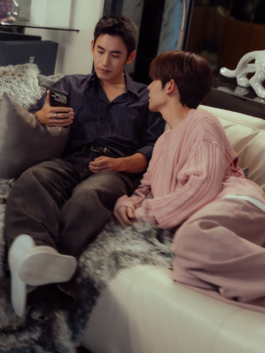 itsaomka_'s tweet photo. เพิ่งสังเกตว่านอร์ทเป็นคนไม่ติดสกินชิพแฟนเลย ขนาดนอนด้วยกันพี่แกยังเอาแขนไปยะลา เอาขาไปเชียงใหม่มาก ความรักแบบคนโต ๆ สินะ กลายเป็นว่าไนน์ดูเป็นคนอ้อนพี่ไปเลย 😌 https://t.co/82rofdOCoc