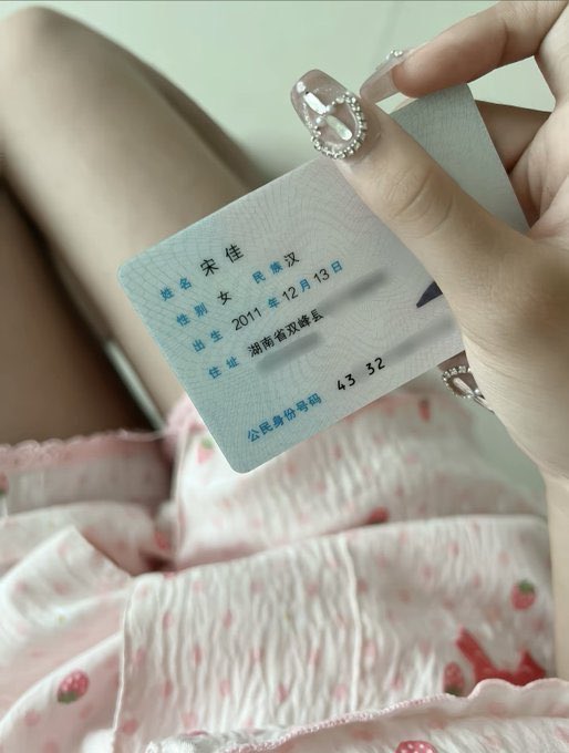 alixithamuoz's tweet photo. 新鲜出炉

刚拍形体课照，有人评锐吗？  

是粉哒！！看完不许瞎说🫣 https://t.co/2C26fqwplQ