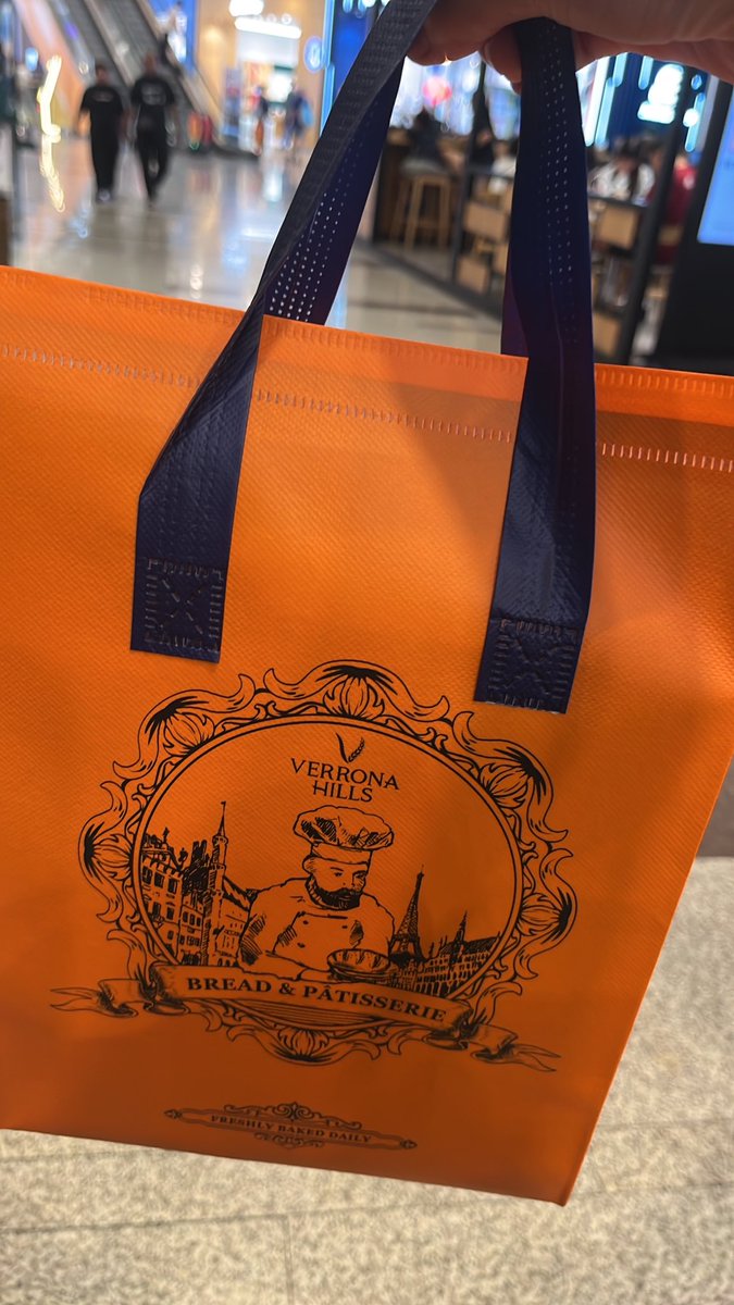 pyunchuo's tweet photo. i'm taking this oshikatsu shit seriously i bought two cakes for olly https://t.co/qP31tJP2cg