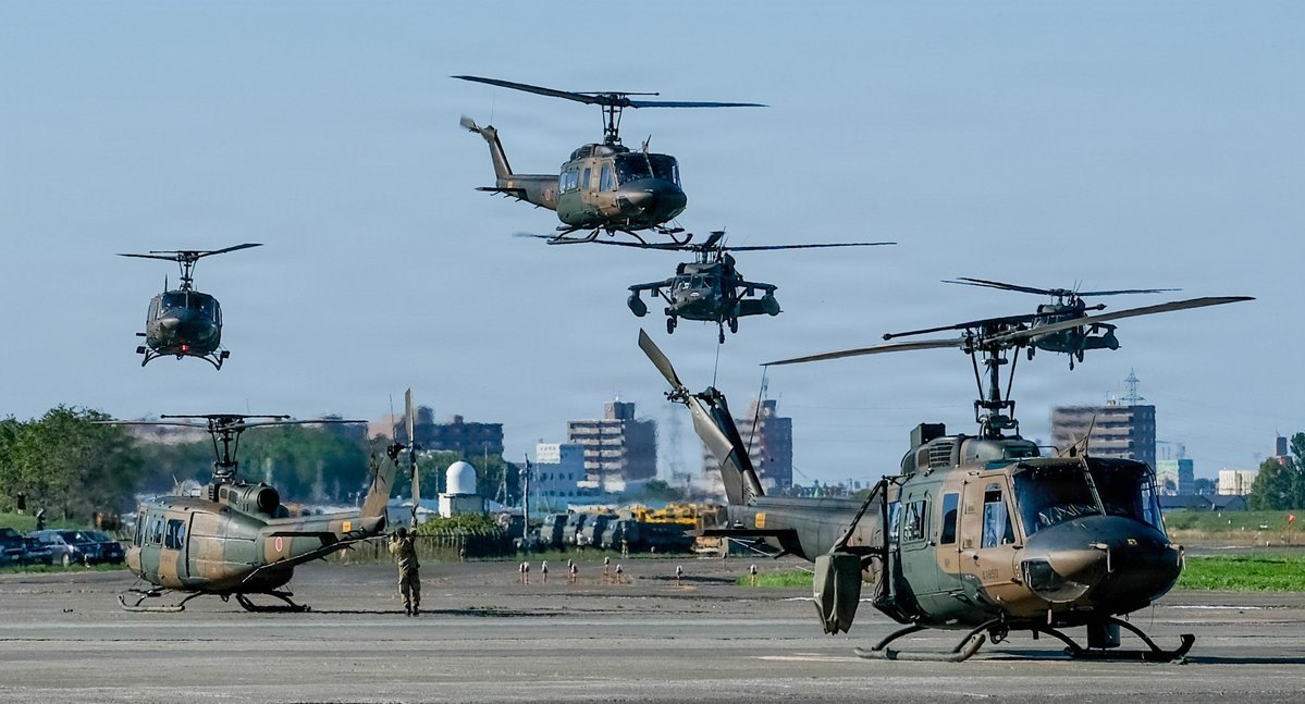 Roberto_yeager's tweet photo. #FOTON!
Varios #Fuji-#Bell UH-1J #Huey del #JGSDF y #Sikorsky UH-60M #Blackhawk en Okadama, durante el ejercicio #OrientShield 26 (#USArmy photo by Maj. Mike Shannon) #UH1J #UH60M https://t.co/taU84CTx8e