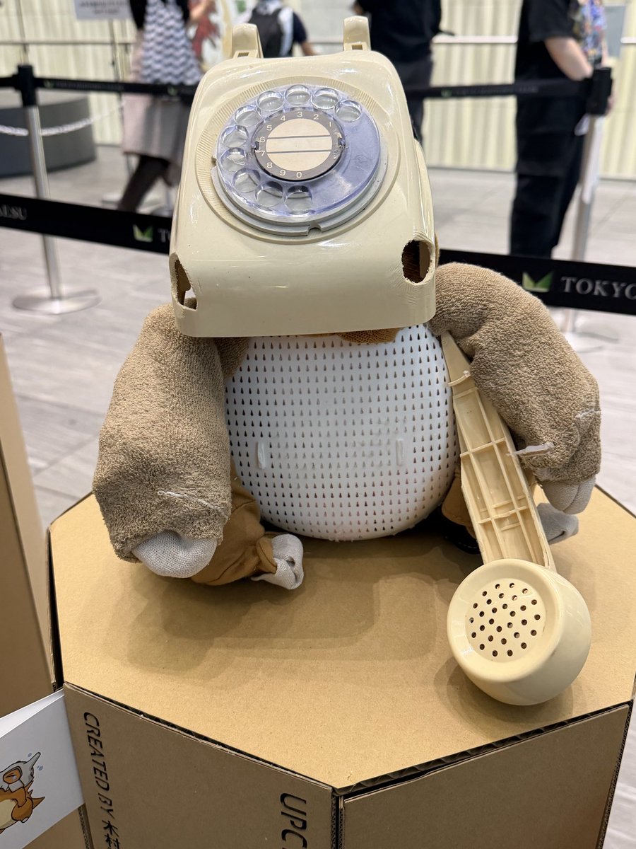 ydaikacho's tweet photo. 仕事帰りに、不用品や廃棄物を材料に作られたポケモンの展示会に行ってきました〜。昔の電話機をみて、今のお子さんは電話だと分かるのかな？ https://t.co/Jn9ow1zVtE