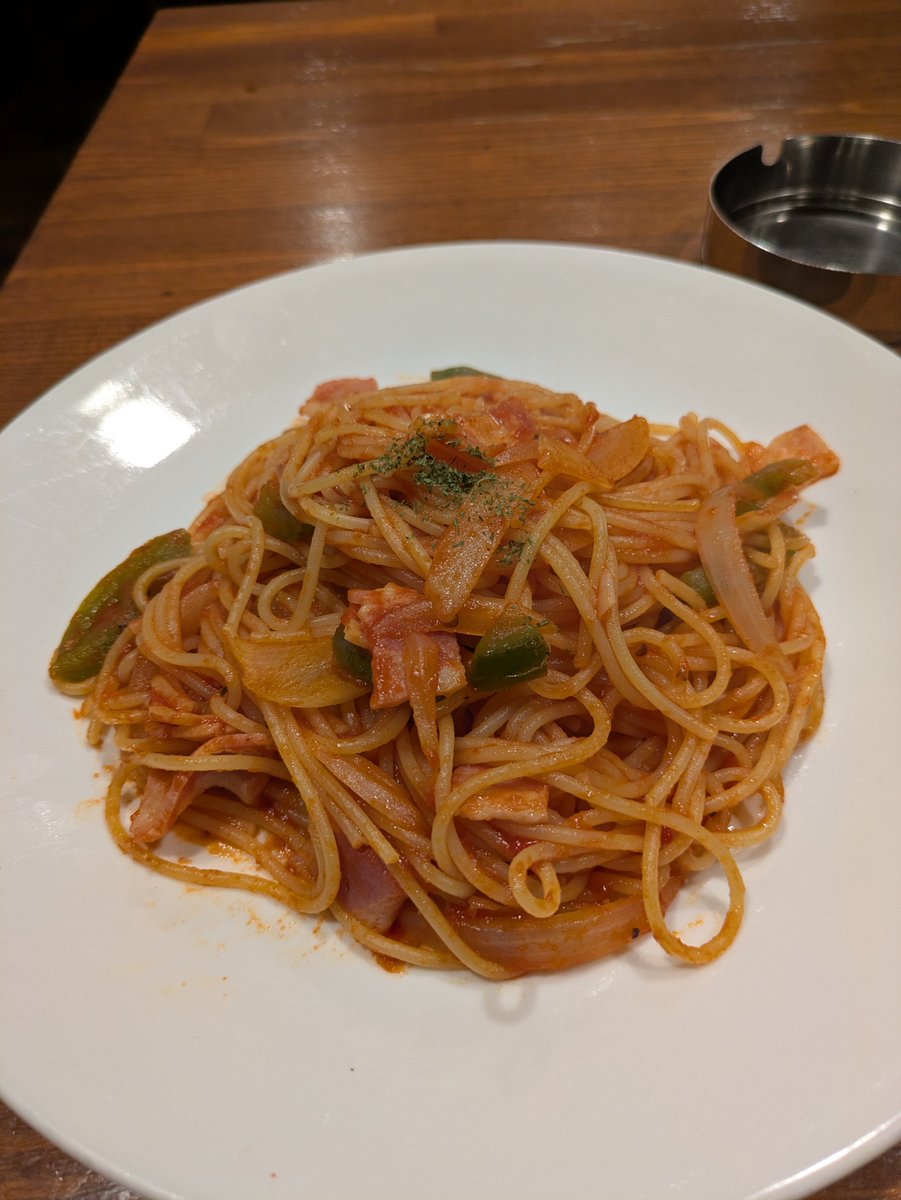 techirinrin0625's tweet photo. ジャックと豆の木に行ったけどこれはいいな。灰皿があって煙草が吸える古き良き喫茶店って感じ。煙がくゆっている空間でおしゃべりに興じる人、本を読む人、食事する人、新聞を読む人がいる雰囲気が昭和の名残りを感じる。あとシンプルに料理が美味い。ナポリタン細麺だったけどこの味よなあ https://t.co/2EERLj56in