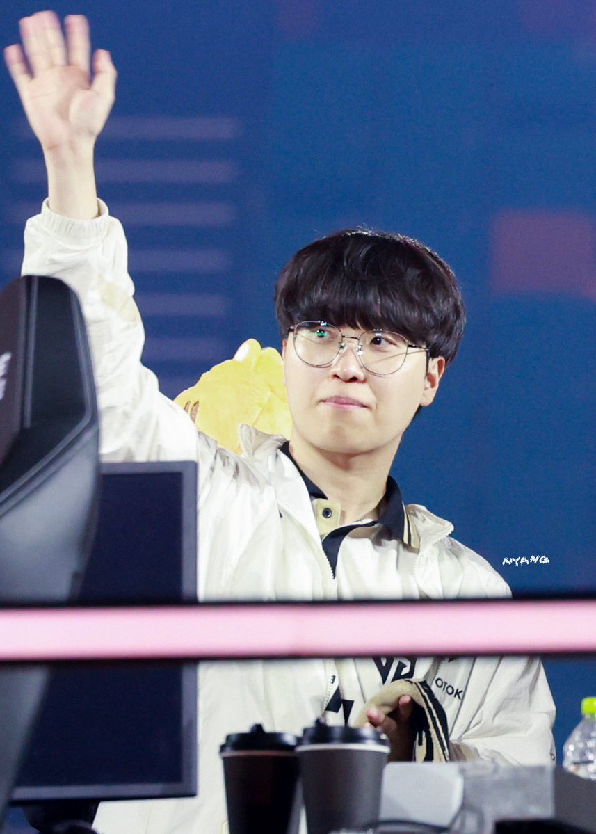 nyang_nyangngng's tweet photo. 🐸✋🏻

260913 lck 결승
#기인 #kiin https://t.co/dqTGaxuPlS