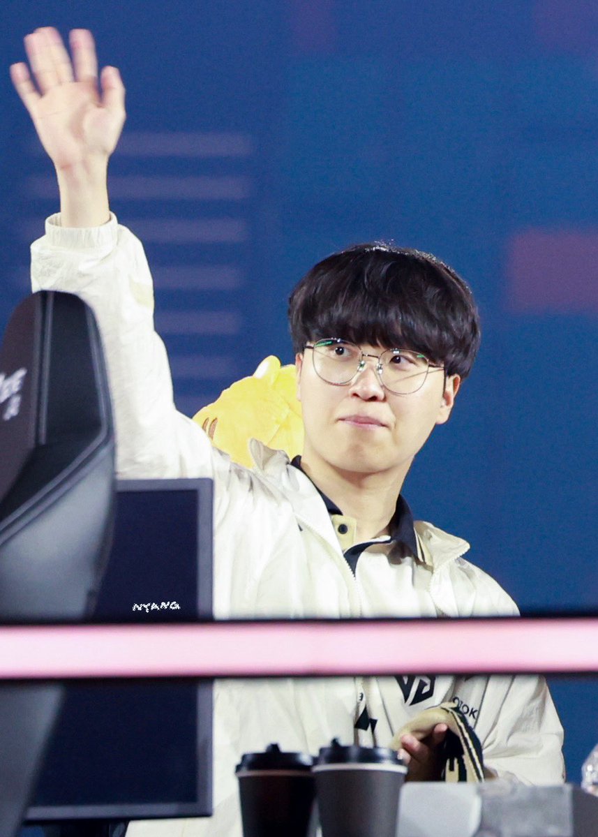 nyang_nyangngng's tweet photo. 🐸✋🏻

260913 lck 결승
#기인 #kiin https://t.co/dqTGaxuPlS