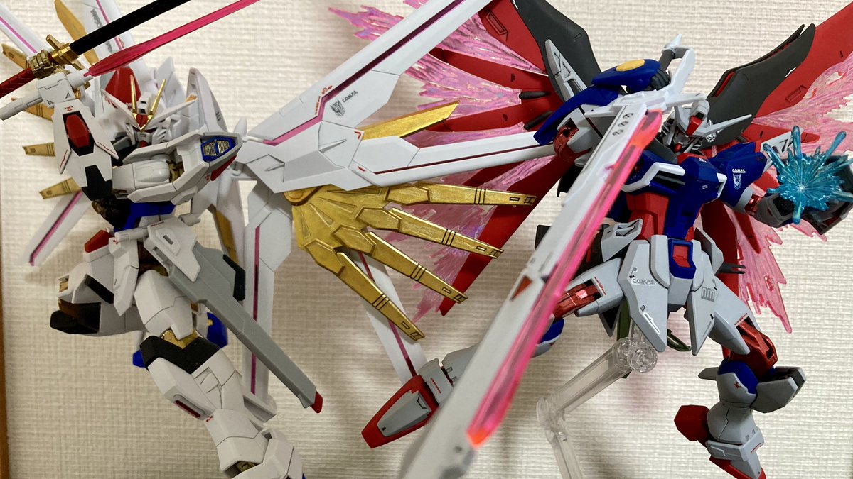 Picus_76mm's tweet photo. HGCEデスティニーガンダムSpecII完成！！
関節をメタルレッドで塗装して最終決戦イメージにしてみました！
今回も関節を光沢仕上げ、その他をつや消しで仕上げました！
ゼウスシルエットは...アカツキのを作ったからナシで...(怠慢)

分身はぁ！こうやるんだぁ！！
#ガンプラ https://t.co/7ULX0sUnq0