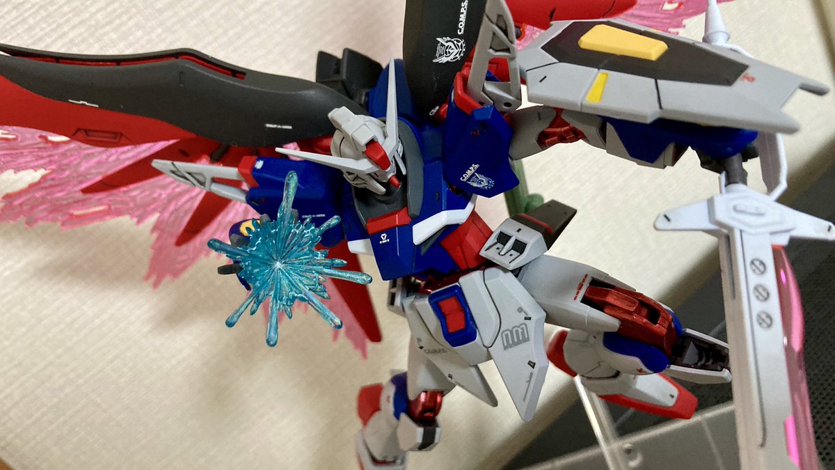 Picus_76mm's tweet photo. HGCEデスティニーガンダムSpecII完成！！
関節をメタルレッドで塗装して最終決戦イメージにしてみました！
今回も関節を光沢仕上げ、その他をつや消しで仕上げました！
ゼウスシルエットは...アカツキのを作ったからナシで...(怠慢)

分身はぁ！こうやるんだぁ！！
#ガンプラ https://t.co/7ULX0sUnq0