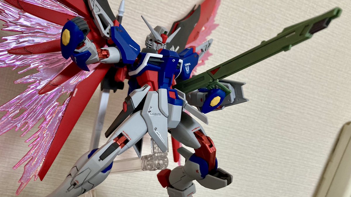 Picus_76mm's tweet photo. HGCEデスティニーガンダムSpecII完成！！
関節をメタルレッドで塗装して最終決戦イメージにしてみました！
今回も関節を光沢仕上げ、その他をつや消しで仕上げました！
ゼウスシルエットは...アカツキのを作ったからナシで...(怠慢)

分身はぁ！こうやるんだぁ！！
#ガンプラ https://t.co/7ULX0sUnq0
