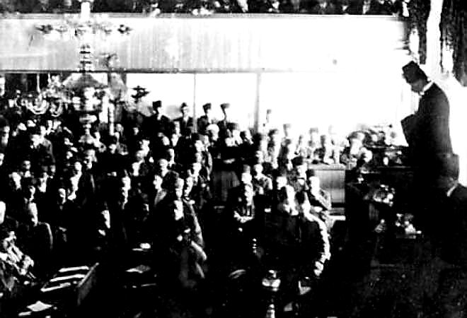 alperkaraman28's tweet photo. Ulu Önder Türkiye Büyük Millet Meclisi Başkanı Başkomutan Gazi Mareşal Mustafa Kemal Paşa, Sakarya Utkusu'ndan sonra kendisine Büyük Millet Meclisince Mareşal rütbesiyle Gazi sanı verilişi nedeniyle 19 Eylül 1921 tarihinde Türkiye Büyük Millet Meclisinde alçak gönüllülüğüyle https://t.co/rC8XGHPJFe