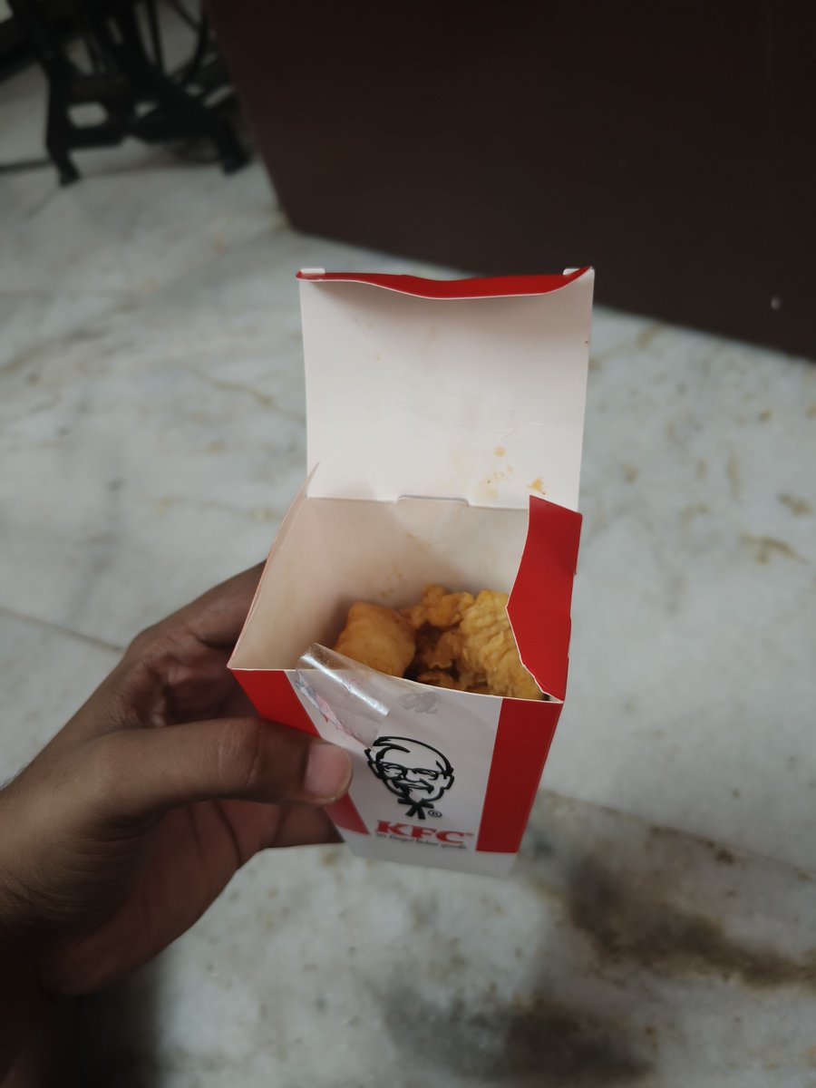 AliJaanish's tweet photo. My question to @KFC_India - why this medium size is not filled up to the top , am i paying for regular size? Orderid - #6942109000093456 https://t.co/nylJnpV6tz