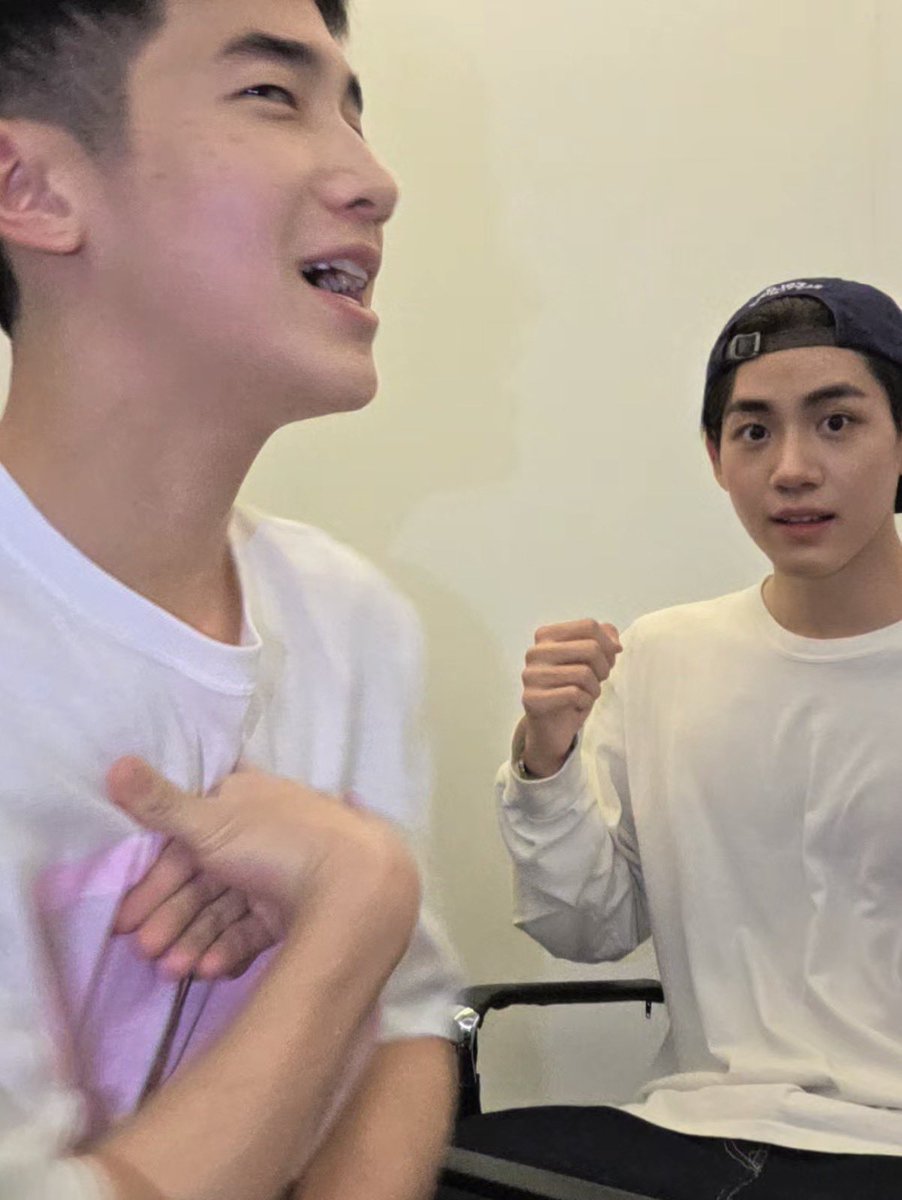 wwarat_'s tweet photo. และหันไปให้กอดจริง ม่อนไม่กอดเลยหันไปกอดพอลแทน😤//ม่อนดูอึ้งอ่ะ ให้กอดจริงดิ😝
#Almondbabybigboy
#ProgressPasswish https://t.co/UPtuXrpc0l