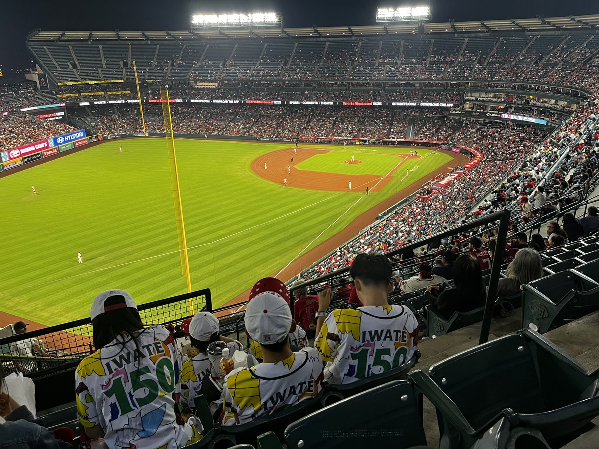 iwatenippobuzz's tweet photo. 訪米5日目（その２）。

午後はエンゼルスタジアムを訪問。
そこで待っていたのは、岩手が誇るメジャーリーガー・菊池雄星投手との特別な時間でした。この日、菊池投手の登板はありませんでしたが、ブルペンでの投球練習を間近で見学。ミットに突き刺さる剛球に、生徒たちは夢中でスマートフォンを向け、その姿を目に焼き付けていました。

記者会見場で行われた交流会では、生徒一人一人の質問に菊池投手が真摯に答えてくれました。「諦めない気持ち」「試合に出られない仲間への想い」など、世界で戦い続けるトップアスリートの言葉は、これからの未来を担う50人の心に深く刻まれました。

さらに、代表生徒2人がグラウンドへ降りてエンゼルスの選手と触れ合う貴重な機会も！世界への夢が大きく膨らむ時間となりました。
6日目（現地時間20日）は、ドジャースタジアムでの試合観戦やセレモニーへの参加が予定されています。

#teamiwate #岩手から世界へ #菊池雄星 #エンゼルスタジアム #MLB #岩手150 #花巻東 #夢の舞台