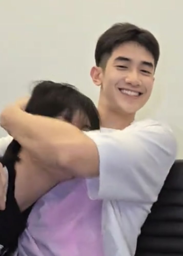 mapeonieyy's tweet photo. โอ้ยตกใจหมด                       มันไปกอดใคร https://t.co/5qjRK5qwVf