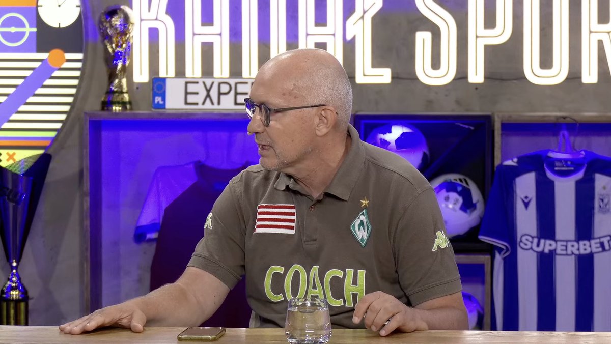 Sportowy_Kanal's tweet photo. "Jak kiedyś w Rakowie do Marka Papszuna przyszła rada drużyny i powiedziała: "Panie trenerze, a może byśmy w dziadka pograli, bo my tak tylko trenujemy?"

Marek Papszun powiedział: "Nie ma problemu, umawiamy się tak: przyjeżdżacie do klubu dwie godziny wcześniej, dostajecie za darmo szatnię, dostajecie za darmo boisko, dostajecie za darmo piłki, możecie sobie pograć nawet przez dwie godziny w dziadka, a później zaczyna się trening i będziecie robili to, co ja wymyśliłem."

Marek Papszun miał totalnie wywalone na to, co myślą o nim jego piłkarze. Miał to kompletnie w nosie. On był szefem zawodników i oni przychodzili jak do roboty.
Dziś piłkarze Rakowa przychodzą do roboty, ale w tej robocie nie pracują."

🗣️ Wojciech Jagoda