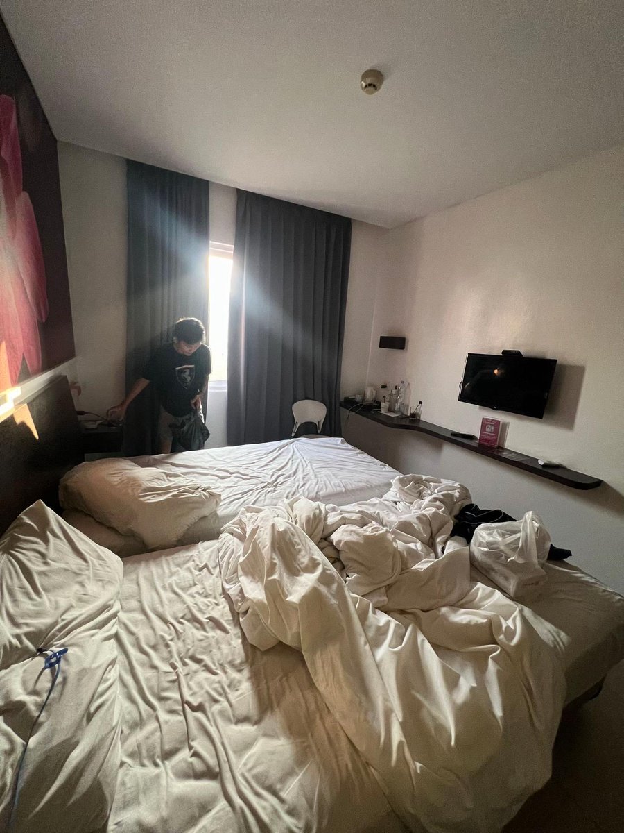 natthanwest's tweet photo. Pada akhirnya, yang paling menyakitkan bukan tentang perpisahan, tapi tentang tempat dan kenangan yang masih terasa seperti rumah, meski orangnya sudah tidak lagi di sana. https://t.co/cciwtk2VUY