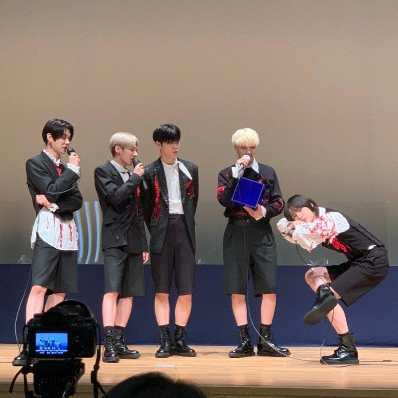 ooa_txt0304's tweet photo. 이 사진이           이렇게 만들어진 거 아는 사람 https://t.co/Gd3fOkjT8s