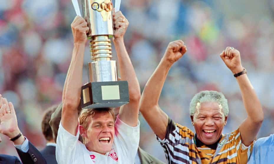 D_Molatoli's tweet photo. Mzilikazi and Robert Marawa also spoke about how Stix Morewa had the vision and a way of motivating the players, to instill pride in representing the country and the nation. 

He said he made sure that before every big tournament, he and Madiba would, without fail, have breakfast with Bafana Bafana at the Sunnyside Hotel in Parktown. Just to boost their morale and motivate the players. 

Those days, every sporting champion, be it Boxing, Athletics, Rugby, Football, when they landed in the country, their first stop was the Union buildings to be officially announced and celebrated. That doesn't happen anymore. Mzilikazi said, these days we even get to find out about our new champions on social media.

It's true that every excellence or lack thereof, is a direct reflection of the leadership you have.