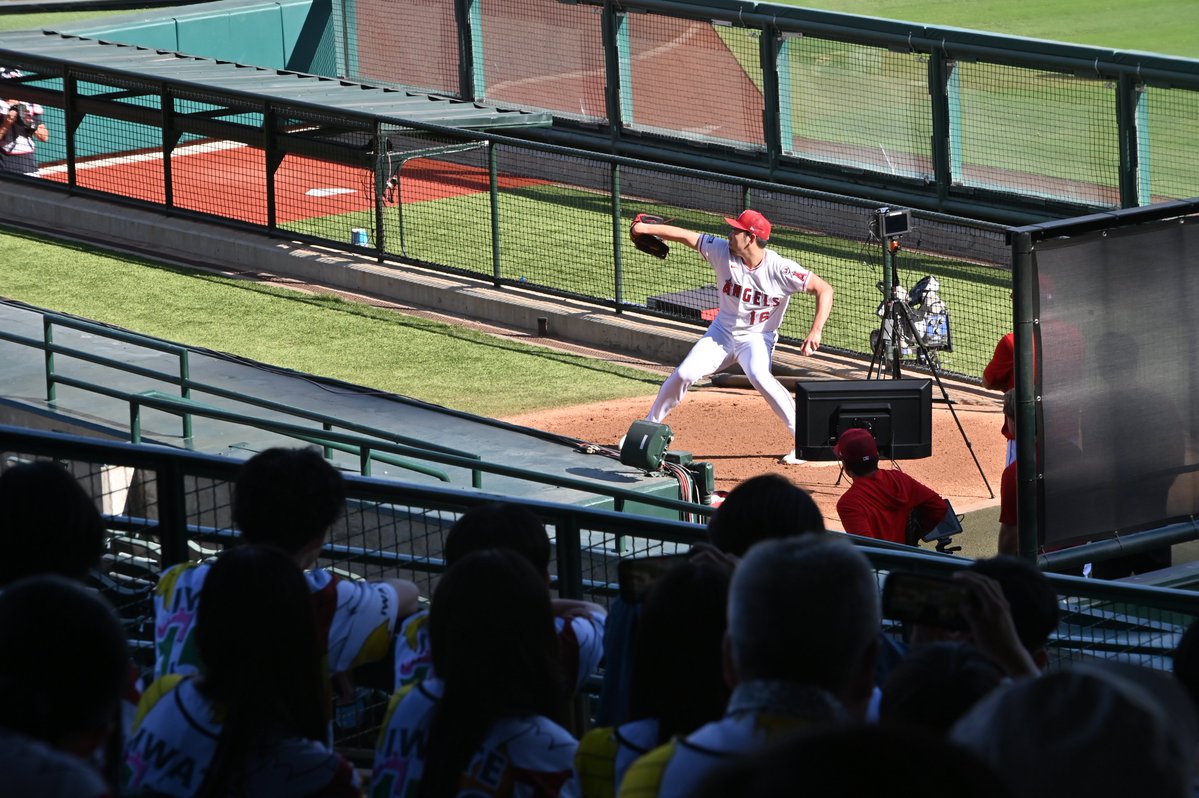 iwatenippobuzz's tweet photo. 訪米5日目（その２）。

午後はエンゼルスタジアムを訪問。
そこで待っていたのは、岩手が誇るメジャーリーガー・菊池雄星投手との特別な時間でした。この日、菊池投手の登板はありませんでしたが、ブルペンでの投球練習を間近で見学。ミットに突き刺さる剛球に、生徒たちは夢中でスマートフォンを向け、その姿を目に焼き付けていました。

記者会見場で行われた交流会では、生徒一人一人の質問に菊池投手が真摯に答えてくれました。「諦めない気持ち」「試合に出られない仲間への想い」など、世界で戦い続けるトップアスリートの言葉は、これからの未来を担う50人の心に深く刻まれました。

さらに、代表生徒2人がグラウンドへ降りてエンゼルスの選手と触れ合う貴重な機会も！世界への夢が大きく膨らむ時間となりました。
6日目（現地時間20日）は、ドジャースタジアムでの試合観戦やセレモニーへの参加が予定されています。

#teamiwate #岩手から世界へ #菊池雄星 #エンゼルスタジアム #MLB #岩手150 #花巻東 #夢の舞台
