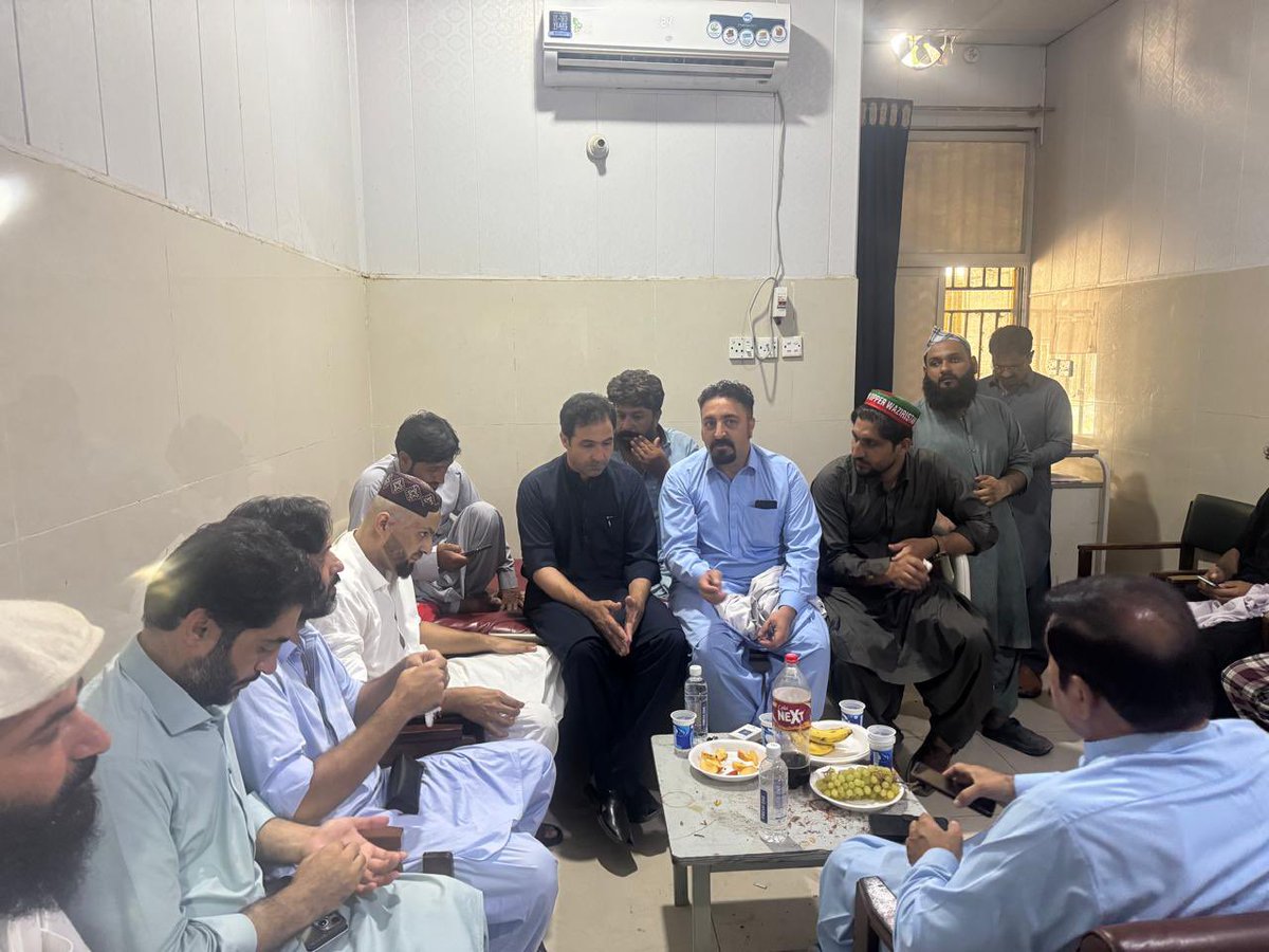 AbdulWasey_IYW's tweet photo. ڈی آئی خان

کل رات کنونشن کے دوران پیش آنے والے ناخوشگوار واقعے کے حوالے سے ڈی آئی خان میں یوتھ اور دیگر ساتھیوں کے ہمراہ اہم مشاورتی اجلاس کا آغاز کر دیا گیا ہے۔ اجلاس میں موجودہ صورتحال اور آئندہ کے لائحۂ عمل کے حوالے سے مشاورت جاری ہے۔ https://t.co/AgQGPQ1yJ6
