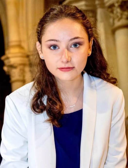 PatrioteEngager's tweet photo. #NeJamaisOublier  Il y a deux ans, jour pour jour le 20 septembre 2024 Philippine Le Noir de Carlan âgée de seulement 19 ans était retrouvée #morte dans le bois de Boulogne à Paris  😭 https://t.co/iZua7gCeNi