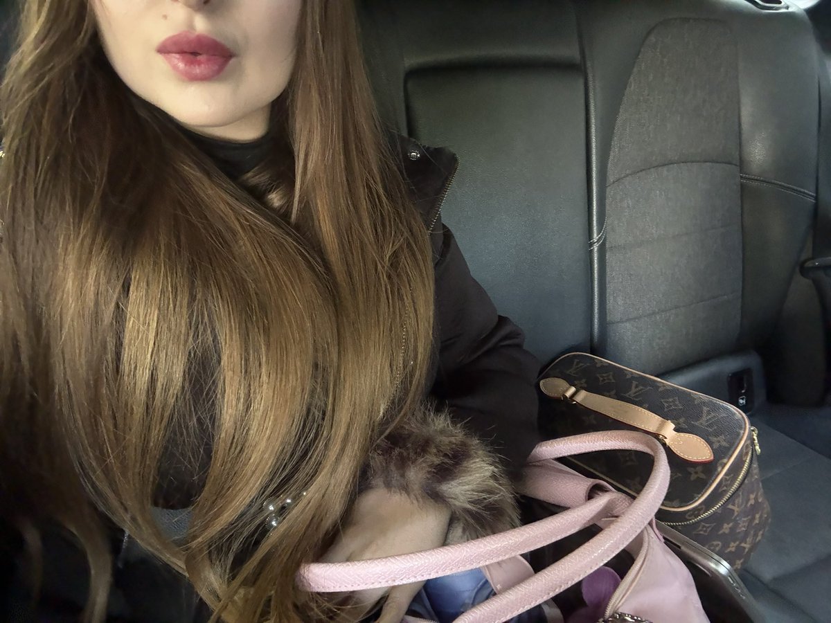 cashprincessbe's tweet photo. Während du dein ganzes 💰 an mich abdrückst und ständig an deinem Handy hängst,bin ich schon auf dem Weg zum Wellness🧖‍♀️👸🏻 Absolut faire Verteilung finde ich! https://t.co/o0vrh4ZLUq