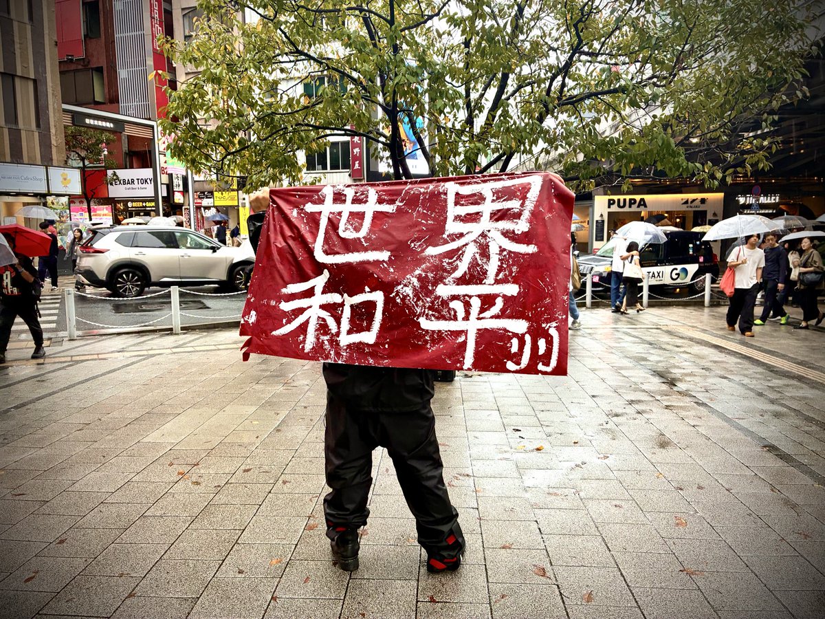 mppbi8's tweet photo. 雨だけど一応新宿行ってみたらなんか凄いかっこいい人いたので、隣でちょっとだけ日中友好してきました。 https://t.co/oeIuP8B4OW