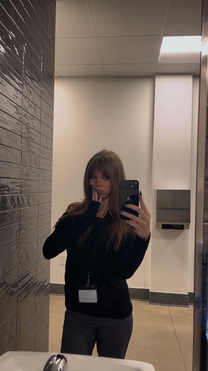 willownocturneb's tweet photo. Bathroom mirror’s are always dope https://t.co/vh5Pc1OAVN