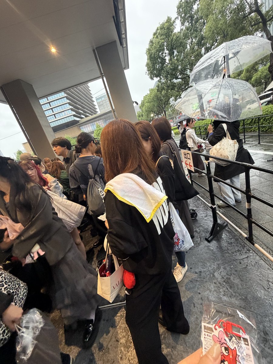 suuu_05's tweet photo. @omoch_iiiii 空カプセルの回収の空間におりまして、水色の服に茶色のキャップをかぶっております！！ https://t.co/GaUWn9N0xL