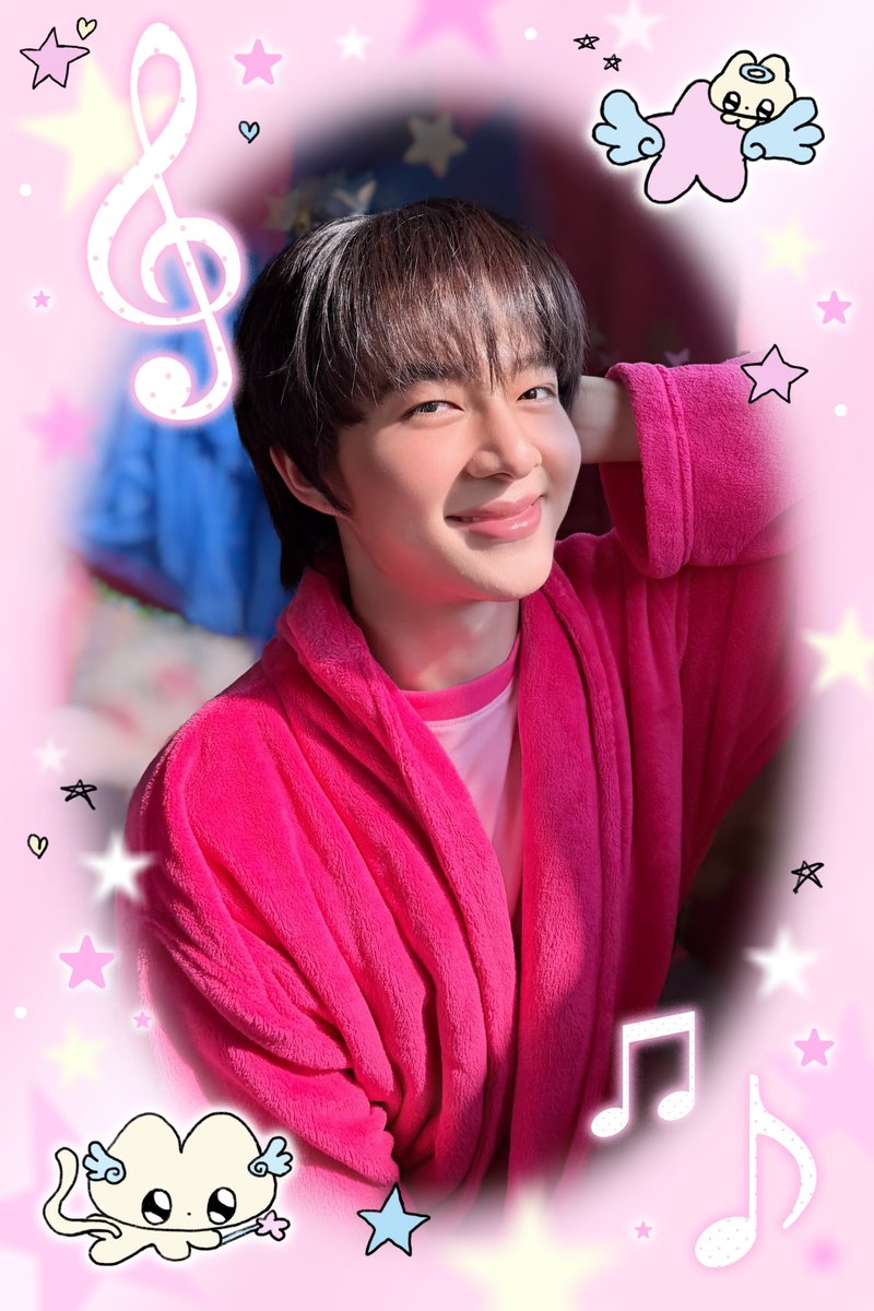 HUGELHEESeries's tweet photo. มนต์รักฮักอีหลี HUG E-LHEE : Somtum Rhapsody 🌶️🎙️

Q6 ยามบ่ายแบบนี้มาพ้อกับบักน้อยเด้อจ้า ✨

หน้าตาซื่นบานยิ้มแฉ่งปานนี้ มื้อนี้คือสิขายดิบขายดีหมาน ๆ ปานเทน้ำเทท่าตั๊วนิ💸

ต้อนรับลูกค้าจนใจเปื่อยใจละลายเบิดแล่ววว 🫠

ไผอยากมาเป็นลูกค้าอุดหนุนบักน้อย ฟ้าวส่งเสียงมารายงานโตนำกันแหน่เร้ววว 🫶🏻

HUG E LHEE Q6
#มนต์รักฮักอีหลีQ6