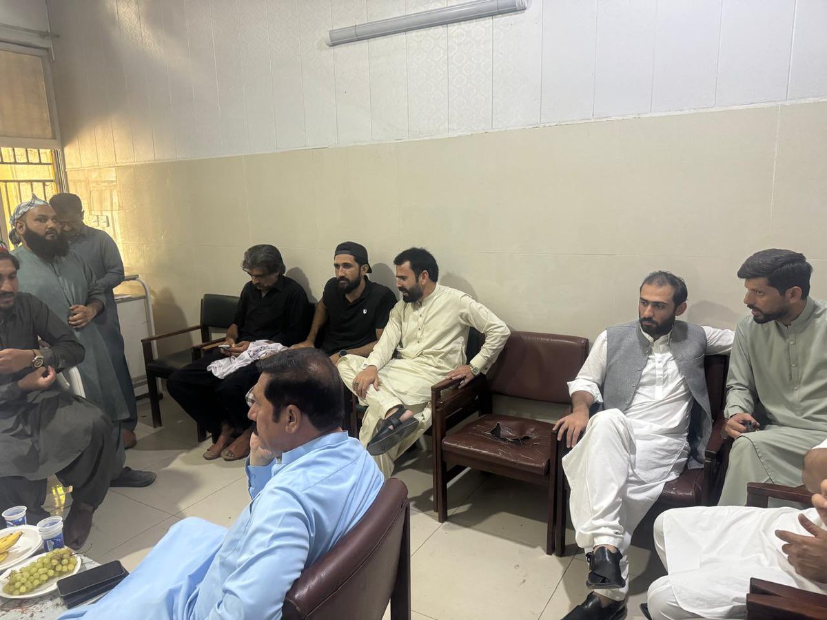 AbdulWasey_IYW's tweet photo. ڈی آئی خان

کل رات کنونشن کے دوران پیش آنے والے ناخوشگوار واقعے کے حوالے سے ڈی آئی خان میں یوتھ اور دیگر ساتھیوں کے ہمراہ اہم مشاورتی اجلاس کا آغاز کر دیا گیا ہے۔ اجلاس میں موجودہ صورتحال اور آئندہ کے لائحۂ عمل کے حوالے سے مشاورت جاری ہے۔ https://t.co/AgQGPQ1yJ6