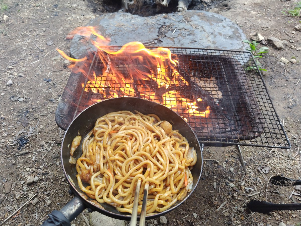 CITYCAT38's tweet photo. 焼きうどん作るだけやのに燃え過ぎ（笑）

#ボッチキャンプ #プライベートキャンプ #キャンプ仲間募集中 #暇人募集中 #自然 https://t.co/Ntu2zOnzwV