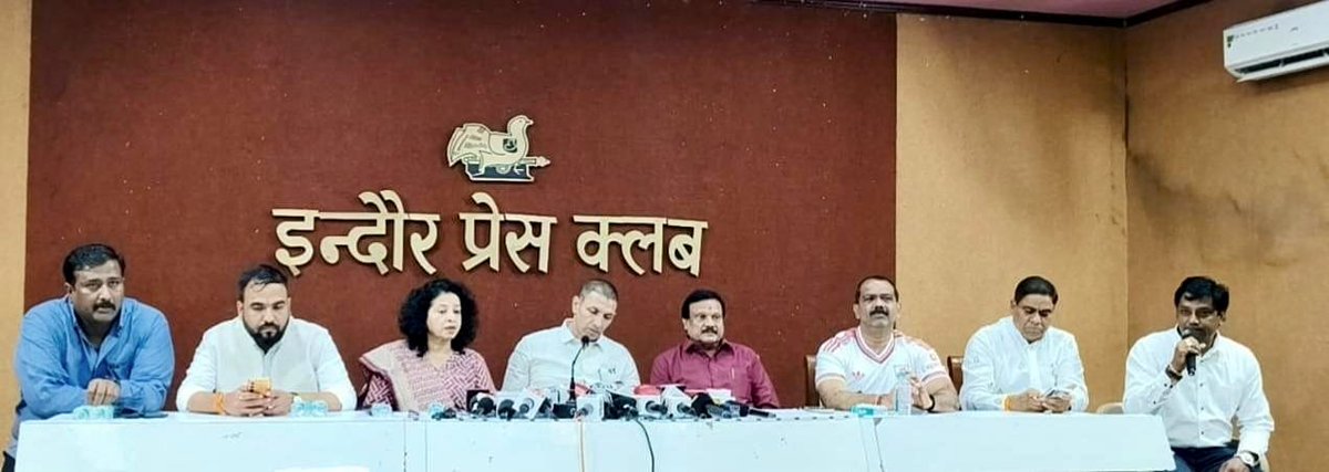 sajjanvermaINC's tweet photo. “छात्रों की गूंज” की ऐतिहासिक सफलता के बाद इंदौर प्रेस क्लब में प्रदेश कांग्रेस अध्यक्ष श्री जीतू पटवारी जी के साथ युवाओं, इंदौर की जनता और पत्रकार साथियों एवं बुद्धिजीवी वर्ग का आभार व्यक्त किया।

इस अवसर पर श्रीमती शोभा ओझा, श्री चिंटू चौकसे, श्री विपिन वानखेड़े, श्री दीपू यादव, श्रीमती सोनिला मीमरोट, श्री मोती सिंह पटेल, श्री अमित चौरसिया सहित कांग्रेसजन उपस्थित रहे।

राहुल गांधी जी ने “छात्रों की गूंज” के माध्यम से युवाओं को मंच दिया और इंदौर के युवाओं ने अपनी आवाज बुलंद कर बता दिया कि उनके सवालों को अब दबाया नहीं जा सकता।

श्री राहुल गांधी जी की आवाज के साथ इंदौर के युवाओं की यह गूंज अब पूरे देश तक पहुंची है।

@INCIndia @INCMP
