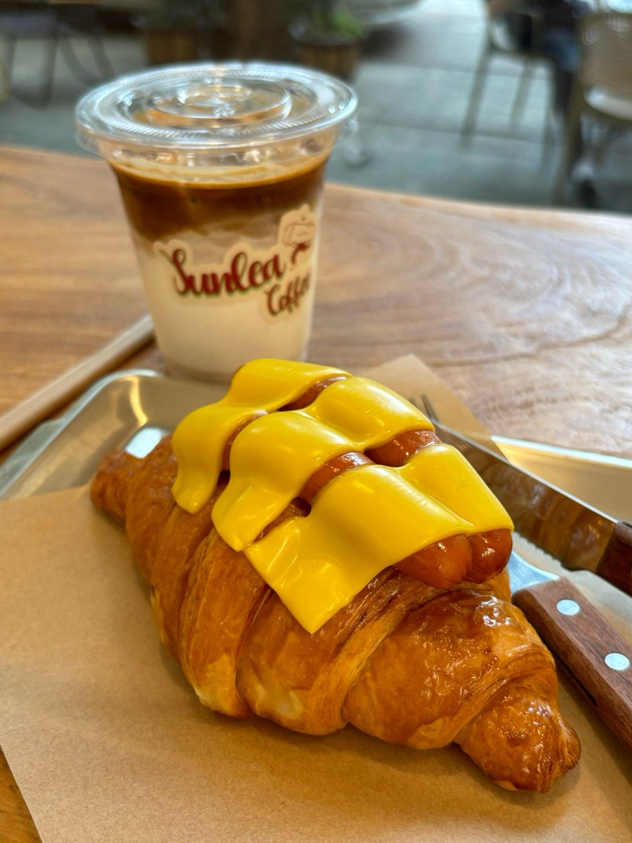 pralw281275's tweet photo. Just grabbed a warm buttery croissant from the corner bakery—crisp layers, sweet aroma, and my morning just got infinitely better.， https://t.co/3JHyXzfIfv